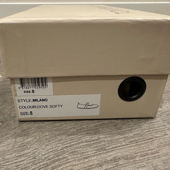 Tony Bianco Milano flats in size 8 (38) in dove softly - Picture 6 of 7